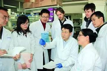少了一位兽医,多了一位病毒微生物学家! 就是他带领团队阻击埃博拉、MERS、寨卡病毒侵袭