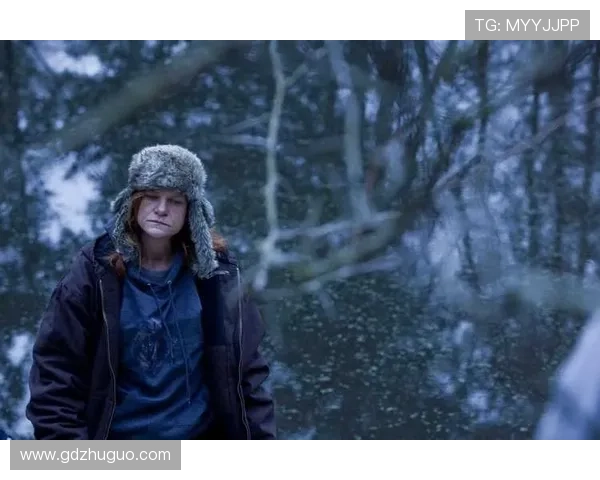 《冬天的骨头》：一部冰封人性的残酷史诗，一场绝望中的微光探寻